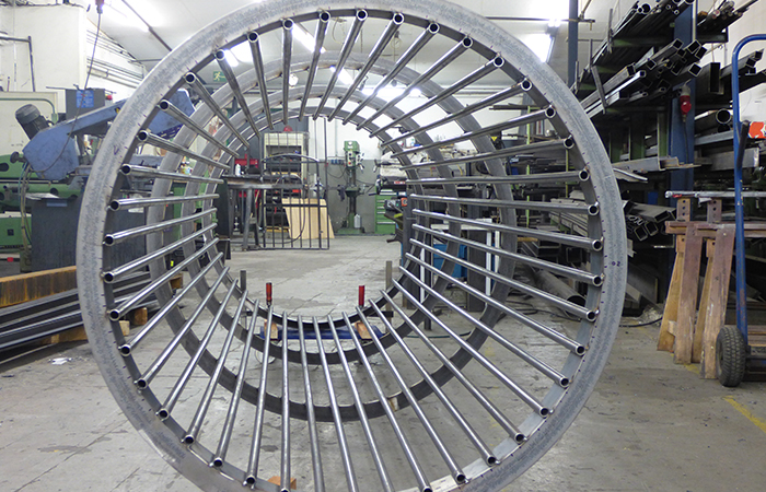 Ein Metallkonstrukt mit Hilfe des Maschinenbaus erstellt